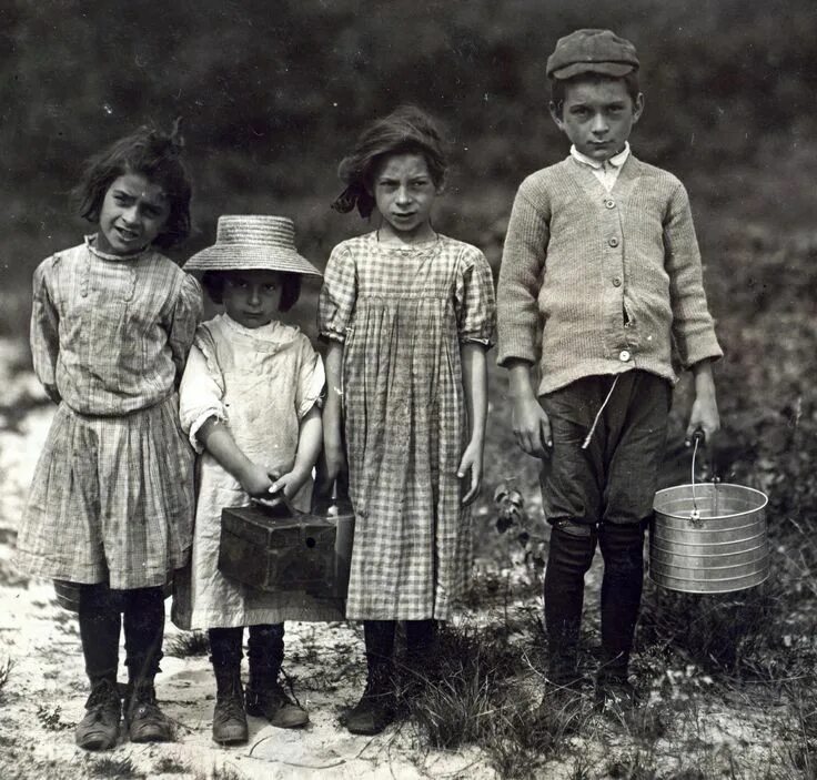 Распечатать старое фото Children working a New Jersey cranberry harvest around 1910. Child labor, Lewis 