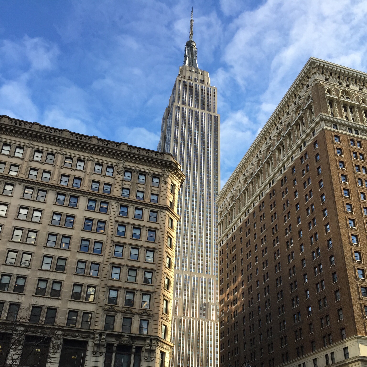 Распознать здание по фото File:Empire State Building photographed from sidewalk in front of Macy's departm