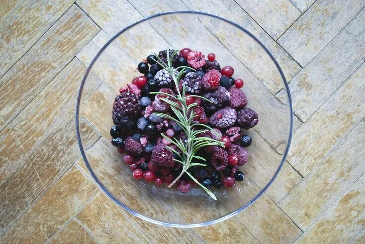 Распознавание ягоды по фото Mix berries in a glass bowl free image by rawpixel.com / Jakub Kapusnak