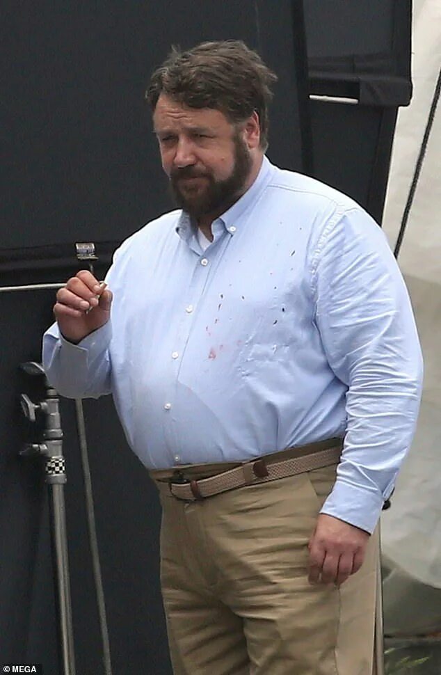 Рассел кроу фото сегодня Russell Crowe looks unrecognisable in fatsuit on set of Unhinged Russell crowe, 