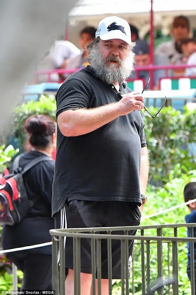 Рассел кроу фото сегодня Russell Crowe sports a bushy beard during a visit to Disneyland Daily Mail Onlin