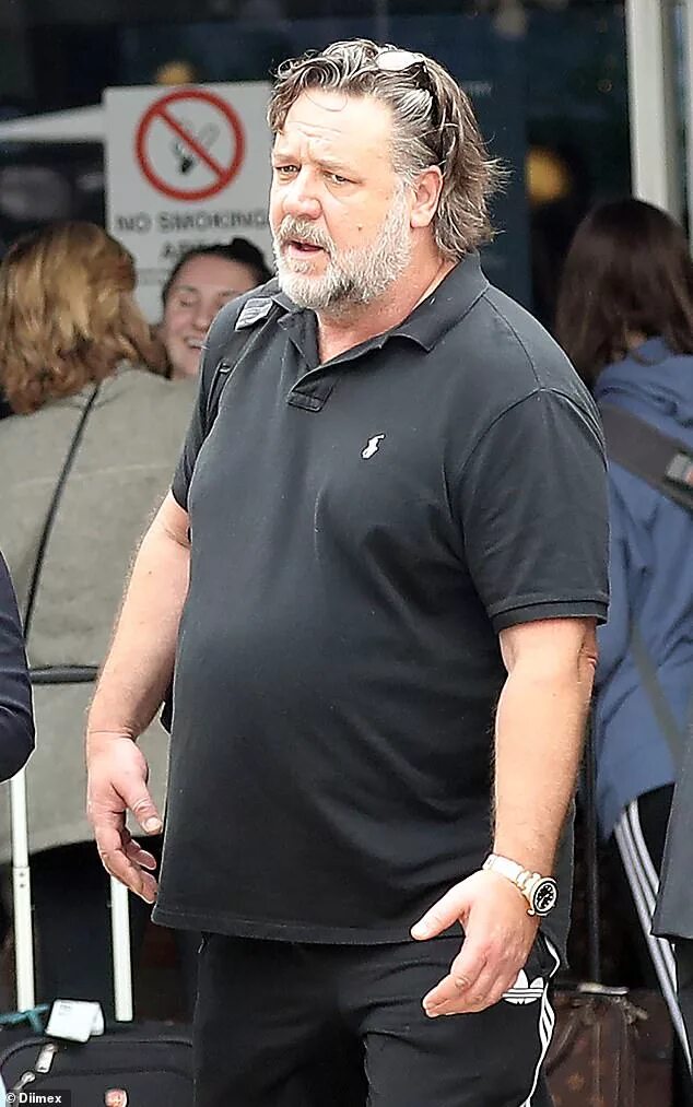 Рассел кроу как выглядит сейчас Russell Crowe looks tired as he jets into Sydney for Christmas Daily Mail Online