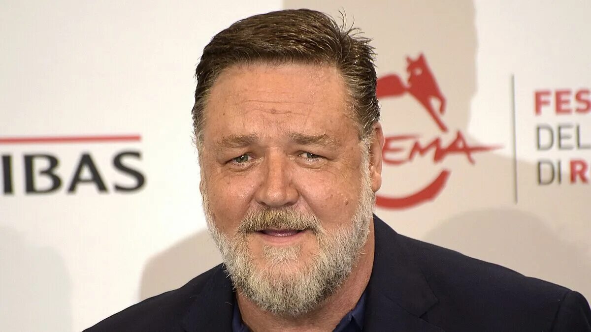 Рассел кроу сейчас фото A gray beard and a huge belly do not bother: Russell Crowe conquered a young act