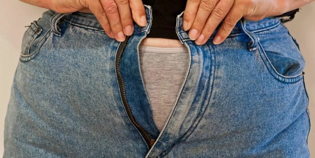 Расшить джинсы в поясе фото Elle connaît tous les bons trucs pour porter une paire de jeans trop serrée! Mêm