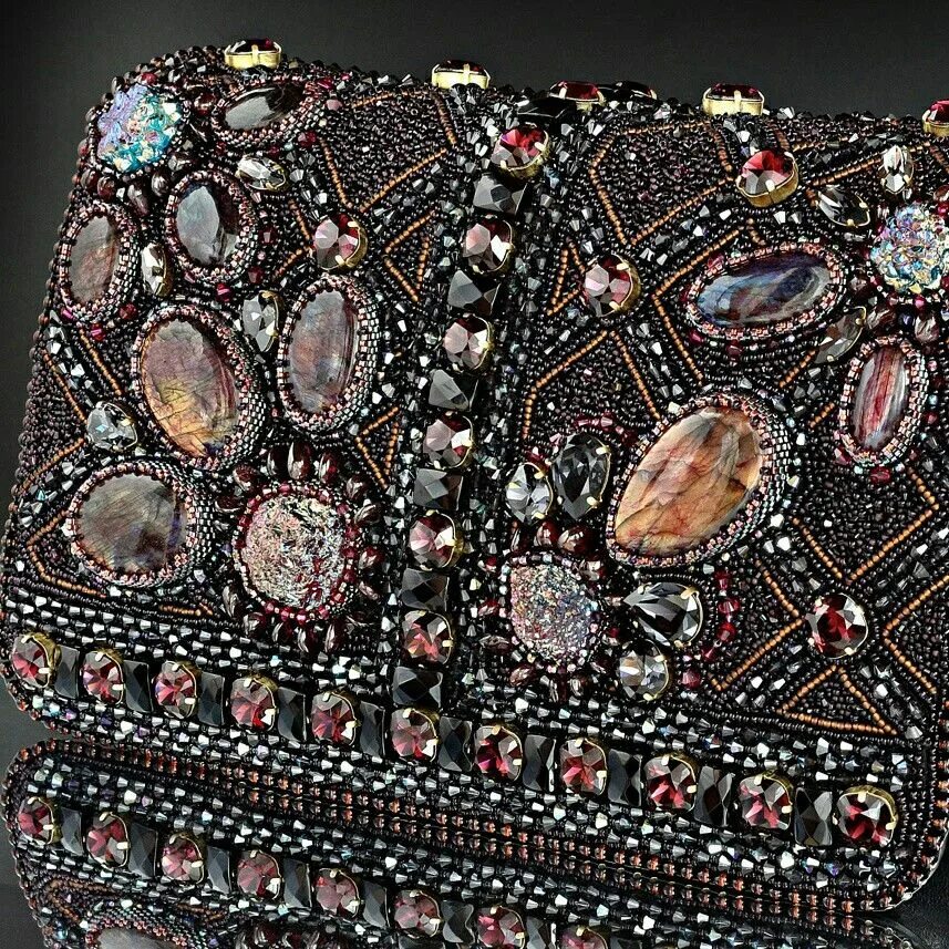 Расшитые сумочки Pin by Kelemen Éva on Gyöngyhímzés Beaded handbag, Beaded clutch, Embroidered ha