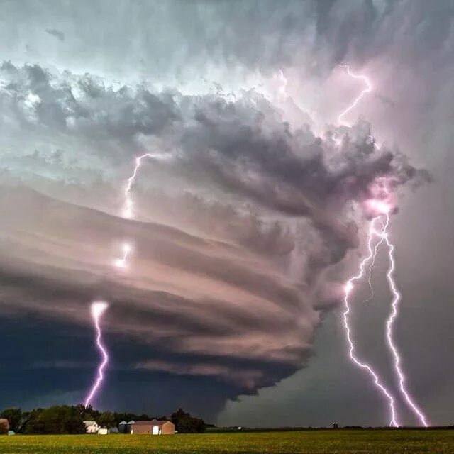 Рассмотрите фото природных явлений и назовите их West Point, Nebraska. Awesomely structured #supercell with CG #lightning bolts. 