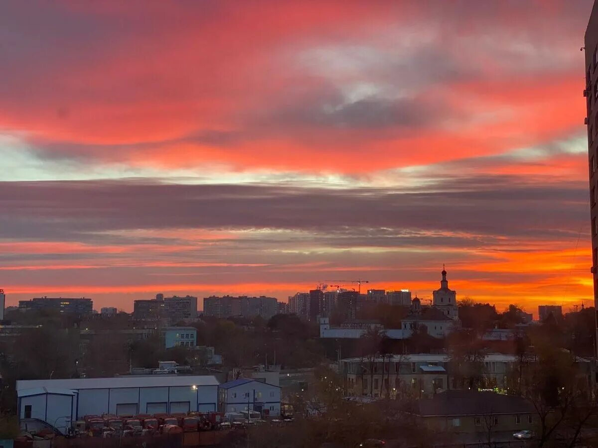 Рассвет сегодня в москве фото Начнём день с красоты. Вот такой рассвет был сегодня в столице. Фото. Metro Моск