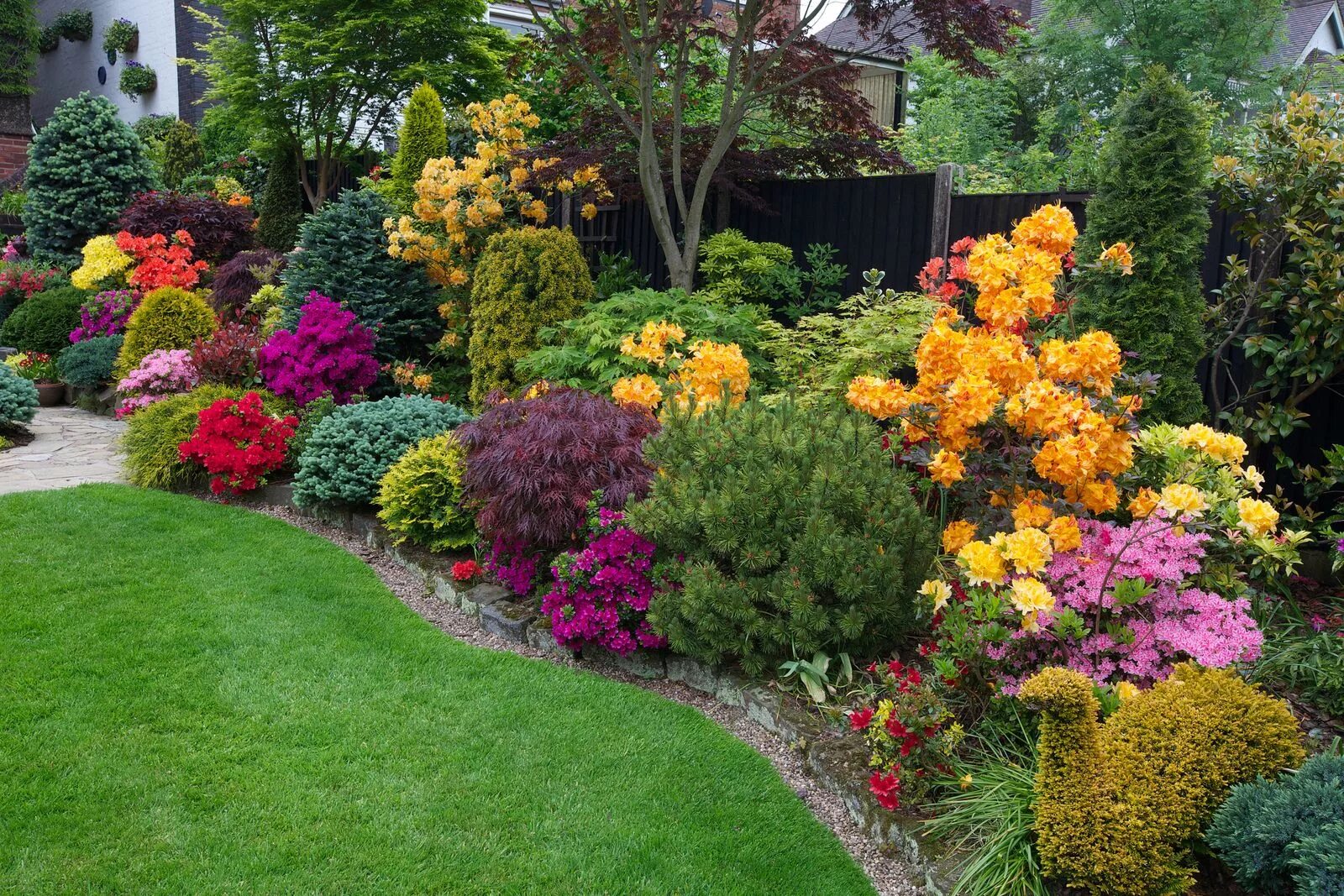 Растения для сада фото Side border late spring azalea flowers Beautiful gardens, Flower garden borders,