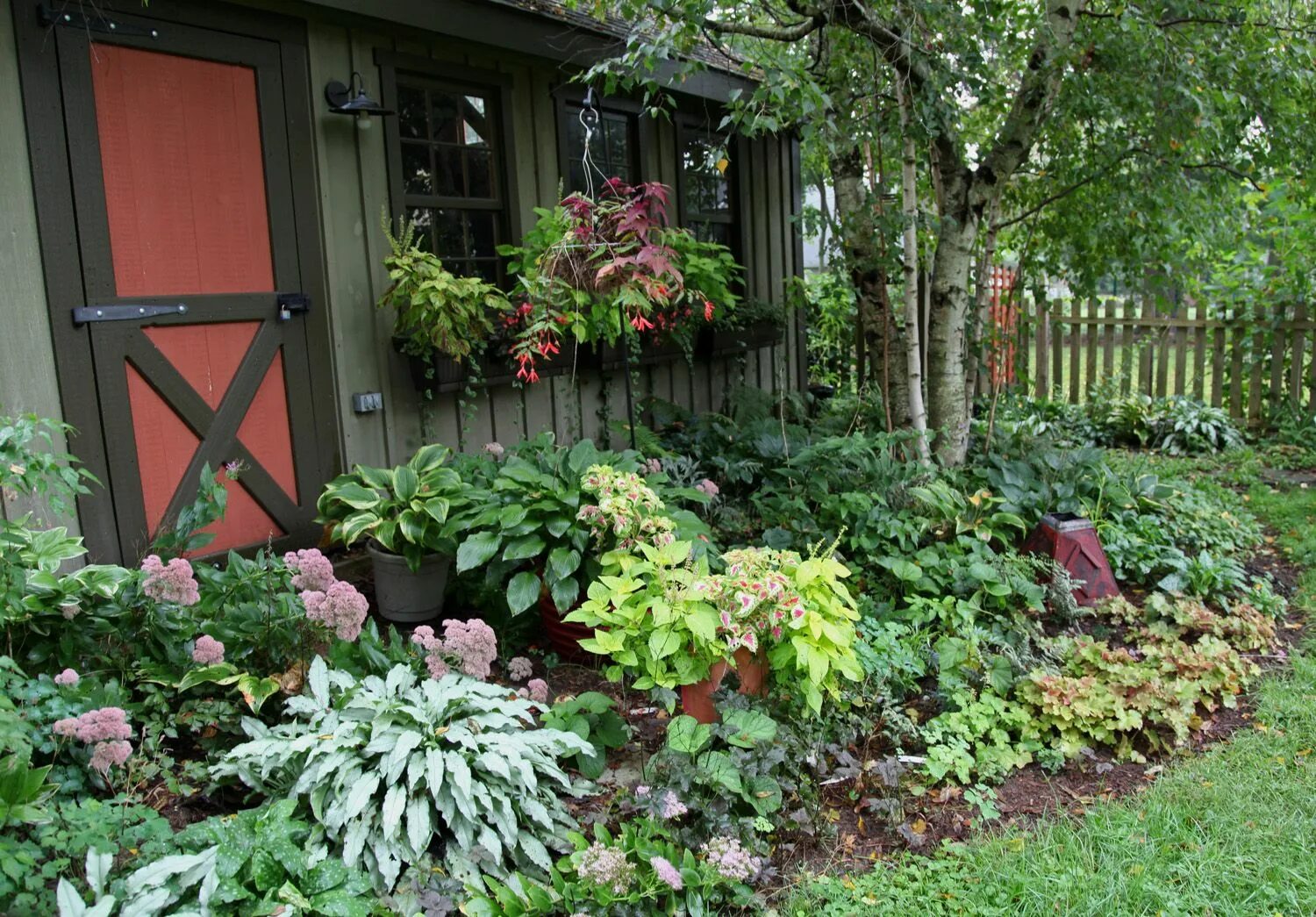 Растения на дачном участке фото small shade gardens Shade Garden this Morning Shade landscaping, Backyard garden