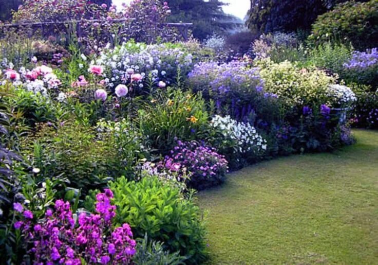 Растения в ландшафтном дизайне сада The English Flower Garden Garden flower beds, English flower garden, Cottage gar