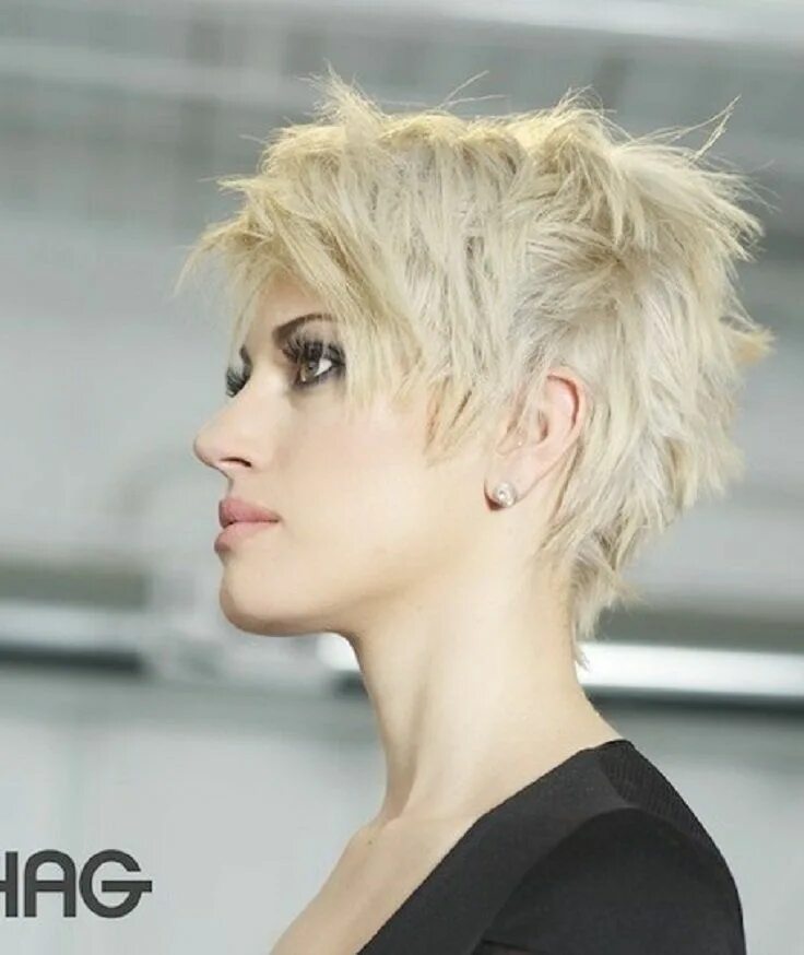 Растрепанная короткая прическа Top 10 Fashionable Pixie Haircuts For Summer Short hair trends, Crop hair, Short