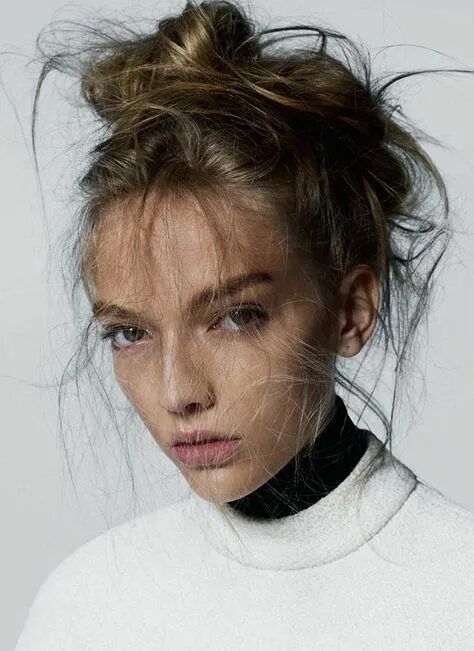 Растрепанная прическа Messy Bun Hairstyles for White Hair: Effortless and Chic