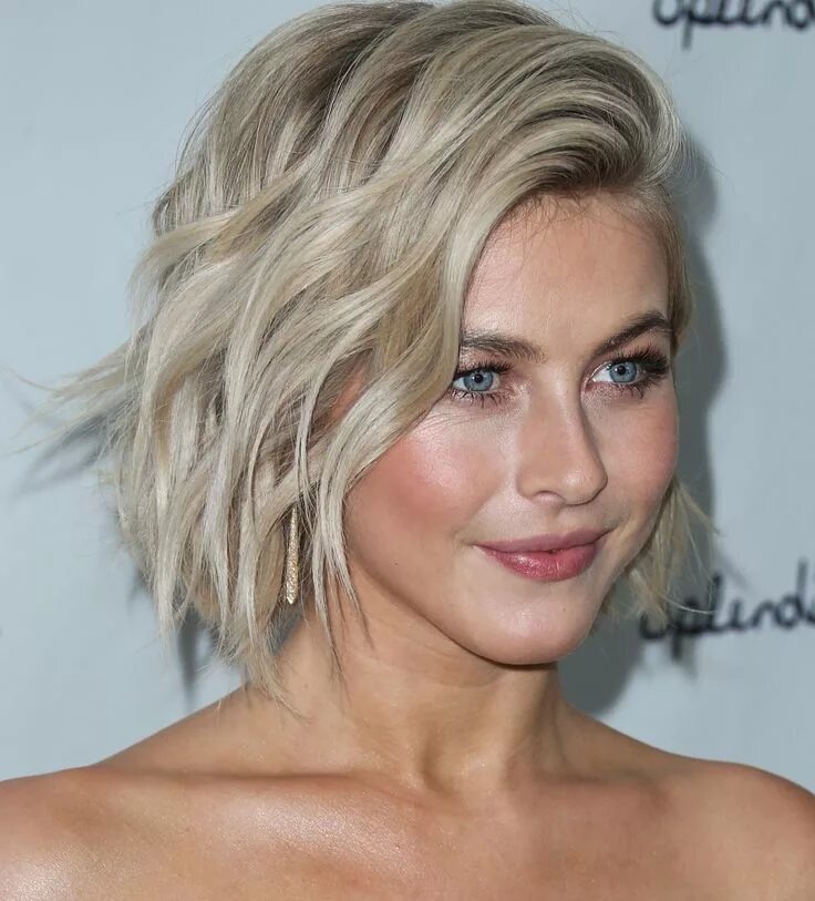 Растрепанная прическа на короткие волосы Julianne Hough Dyes Her Hair Pink Medium short hair, Julianne hough hair, Short 