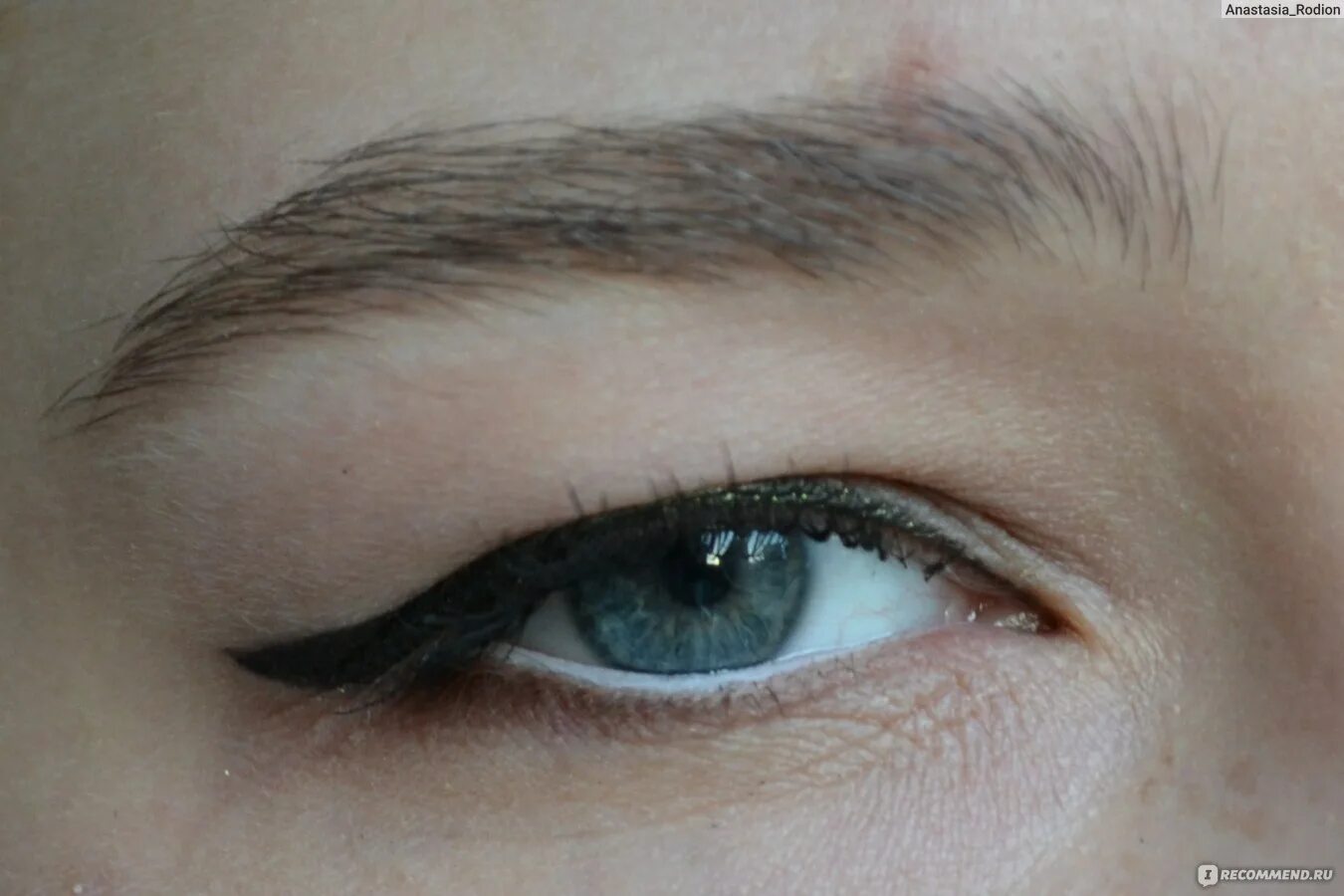 Растушеванная стрелка для нависшего века фото Подводка для глаз MAYBELLINE EyeStudio Lasting Drama Gel Liner - "Моя первая гел