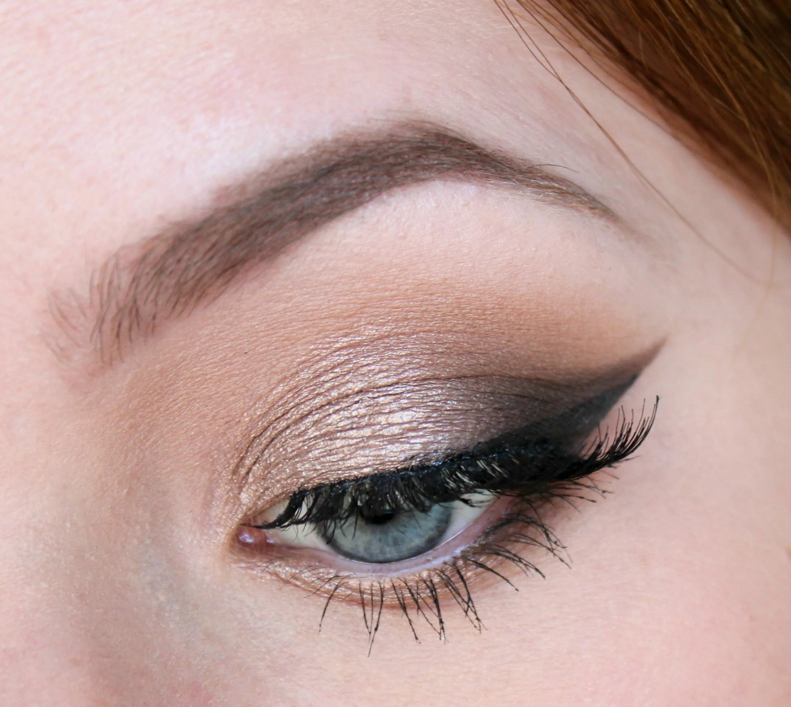 Растушеванная стрелка макияж the front page of the internet Winged liner, Winged eyeliner tutorial, Winged ey