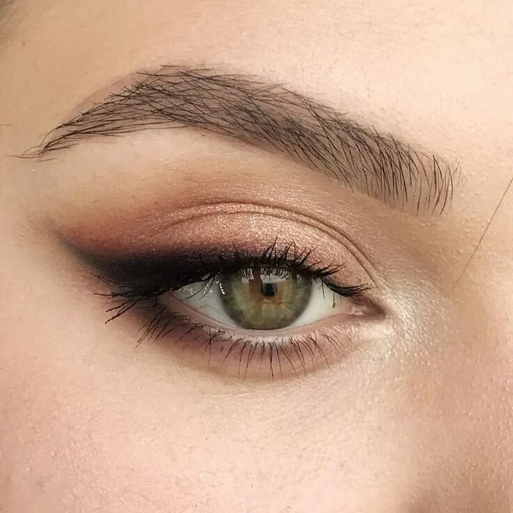 Растушеванная стрелка макияж для нависшего века фото Un delineado limpio en forma de cat-eye es perfecto para un viernes casual por l