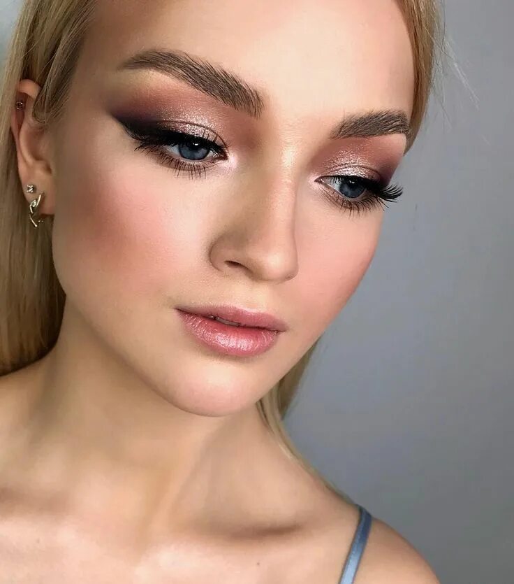 Растушеванный макияж фото La imagen puede contener: 1 persona, primer plano Rose gold makeup, Eye makeup, 