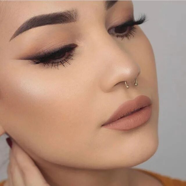 Растушеванный макияж глаз Flawless glam by ✨@byjeannine ✨! Love the smoked out liner, perfect brows, & mat