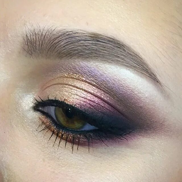 Растушевка макияжа глаз Gold eyeshadow on the eyelid and taupe smudged into the crease. Black and cranbe