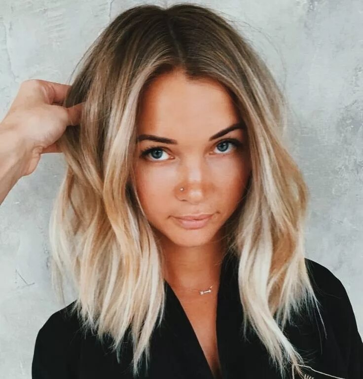 Растяжка цвета на челке фото Pin on hair Balayage hair, Hair styles, Brown blonde hair