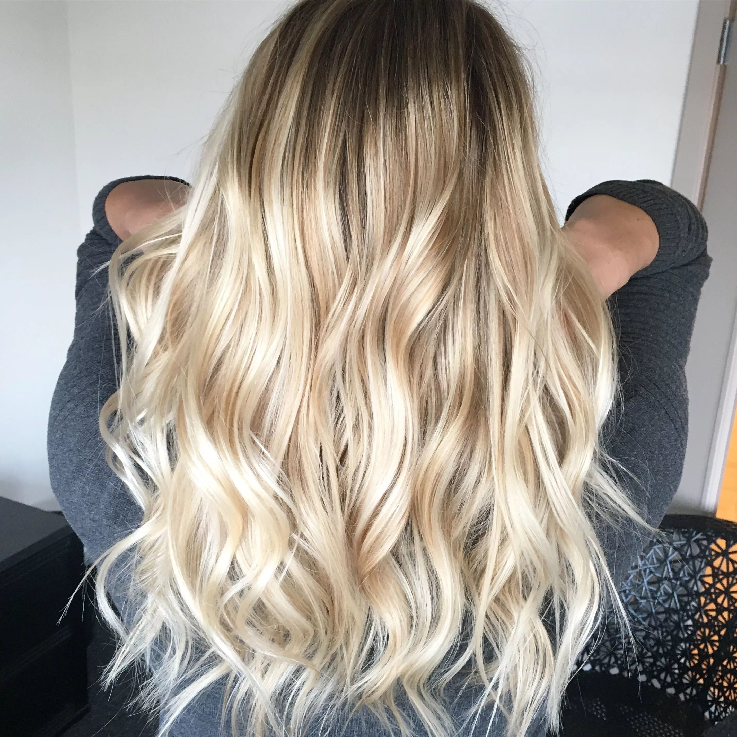 Растяжка цвета на светлых волосах фото Balayage, blonde, rooty blonde, ombré, hair color, hair trend. @hairbyjamielvb B