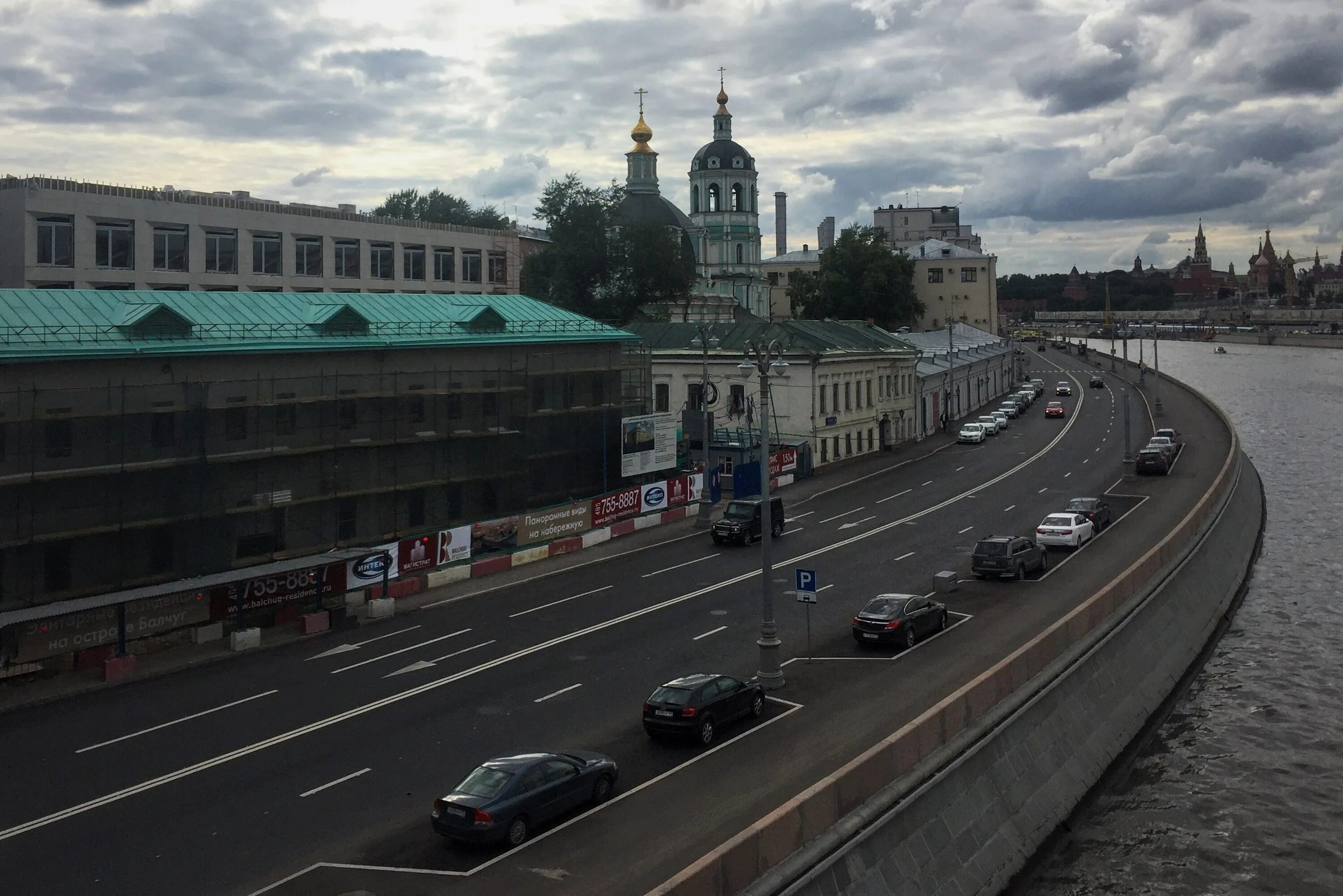 Раушская набережная фото File:Moscow, Raushskaya Embankment from Ustyinsky Bridge (31390402342).jpg - Wik