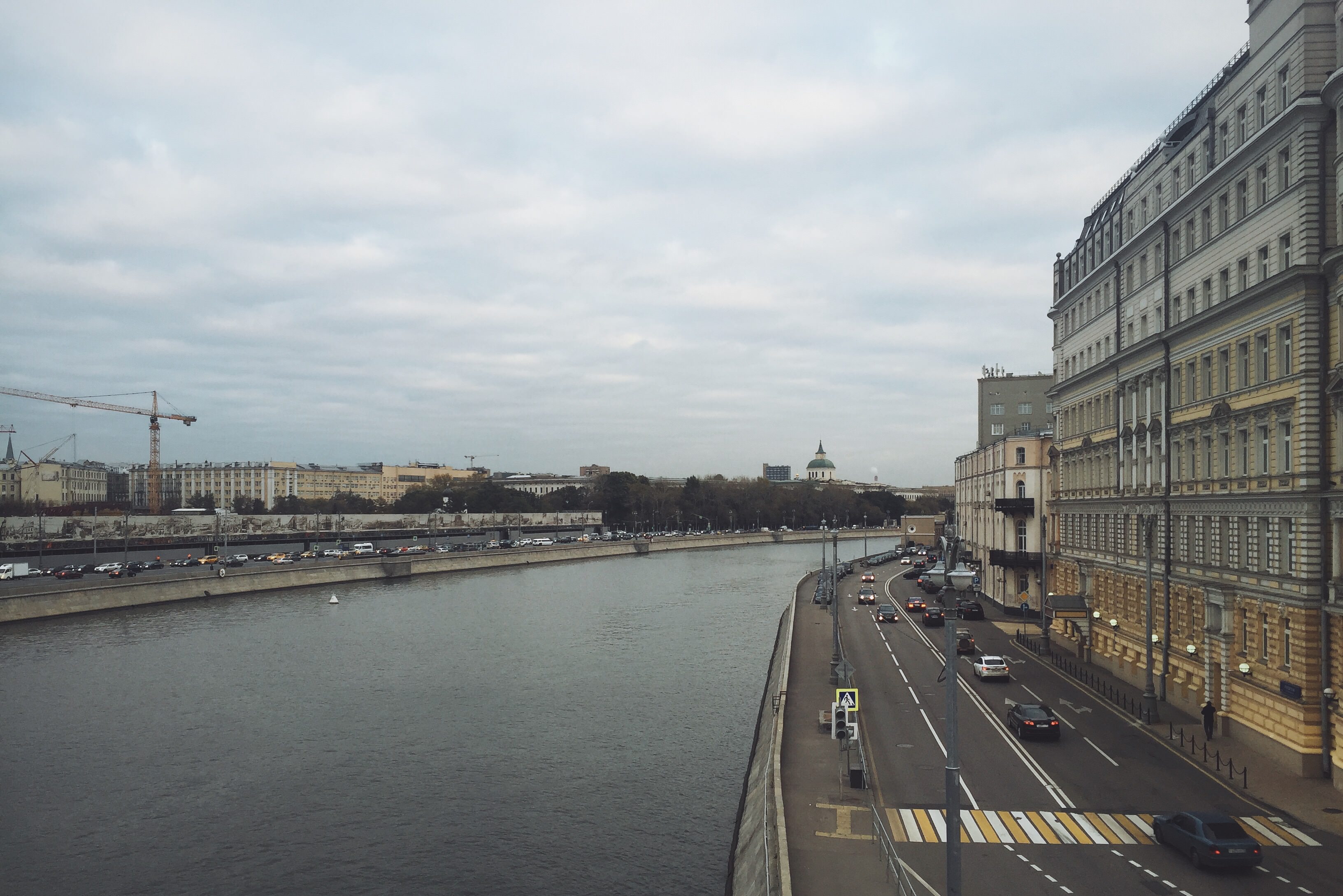 Раушская набережная фото File:Moscow, Moskvoretskaya and Raushskaya embankment (22159925412).jpg - Wikime