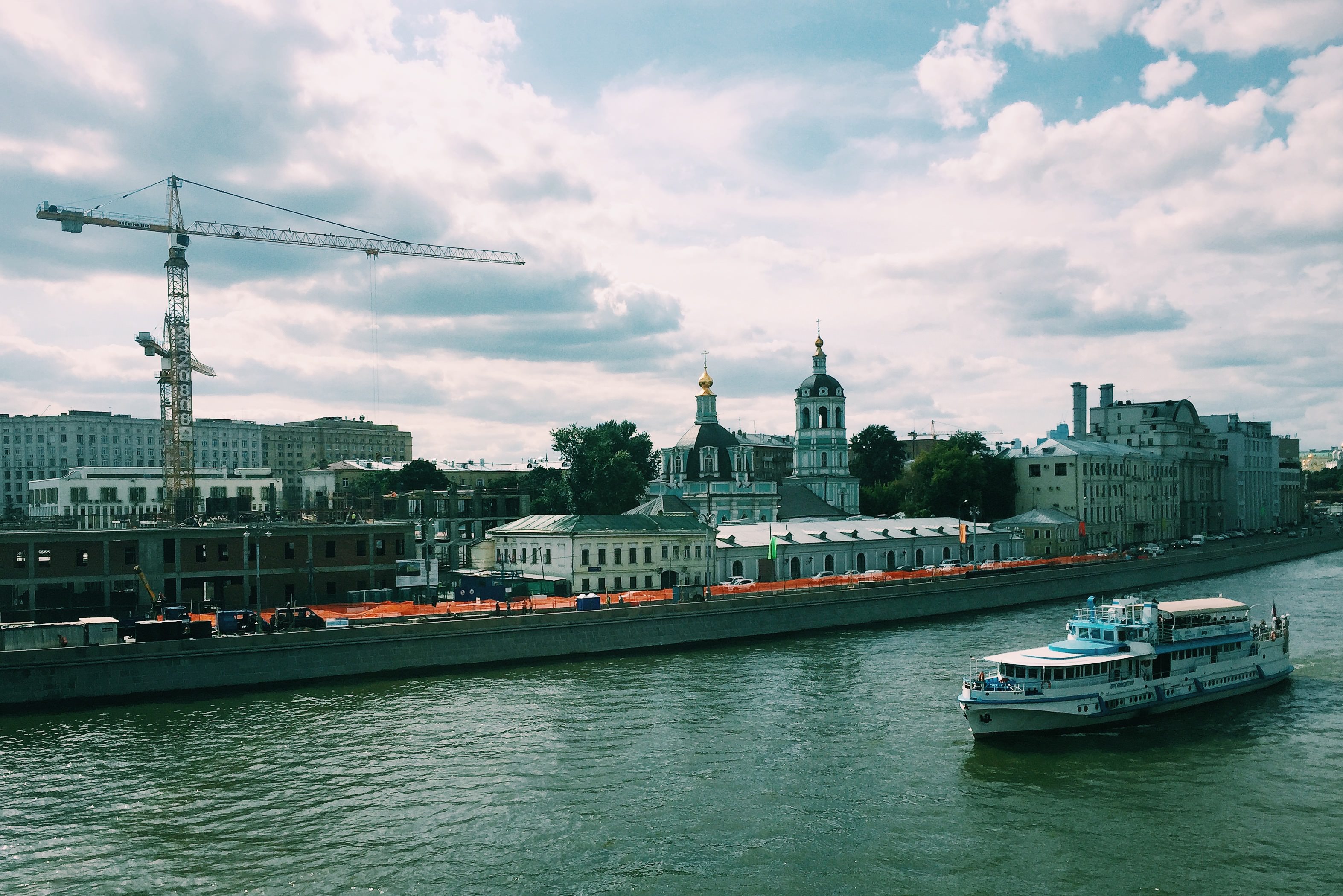 Раушская набережная фото File:Moscow, Raushskaya Embankment from Ustyinsky Bridge (21247910215).jpg - Wik