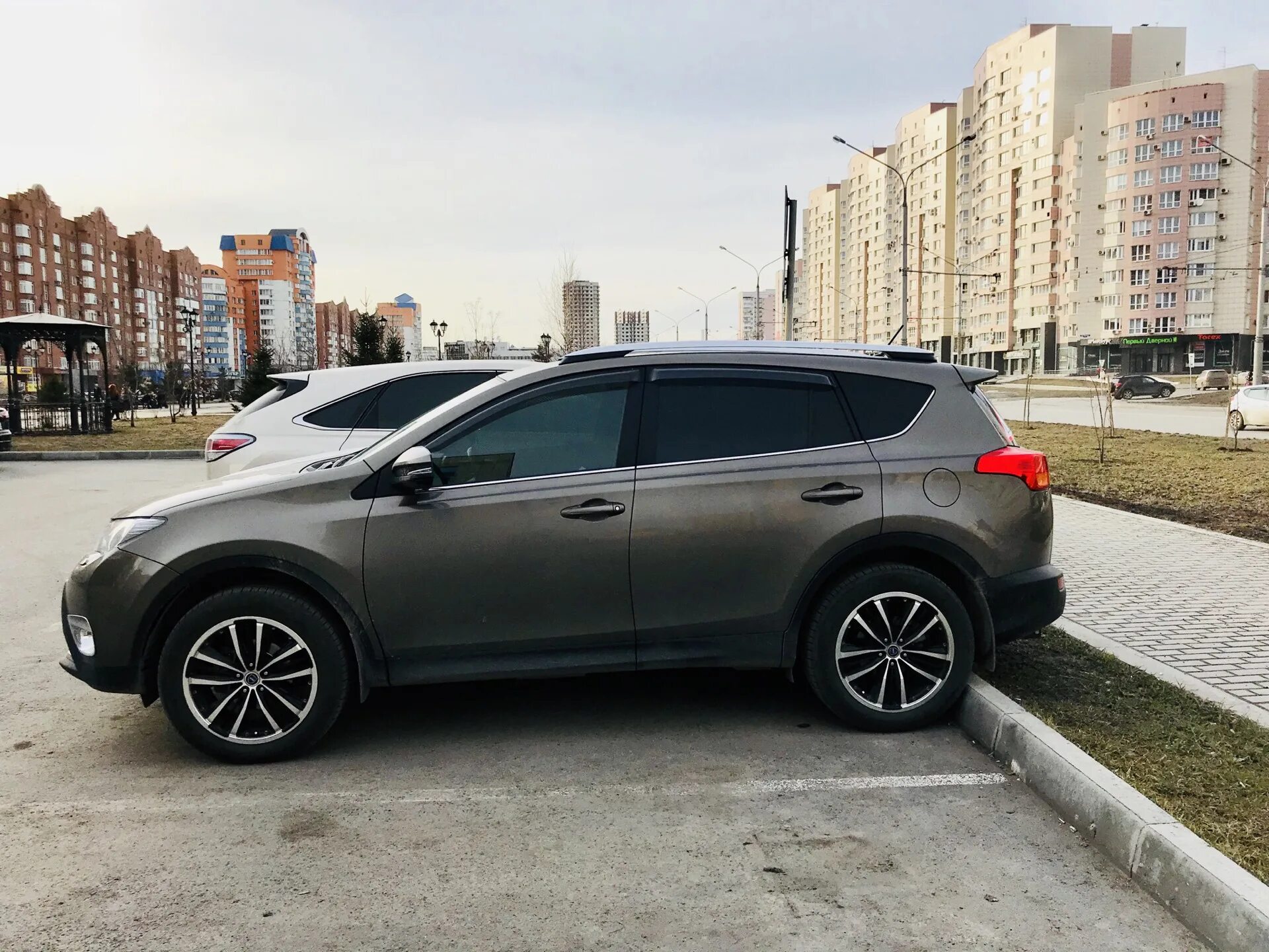 Рав 4 диски фото Переобувка весна 2018 - Toyota RAV4 (IV), 2,5 л, 2013 года шины DRIVE2