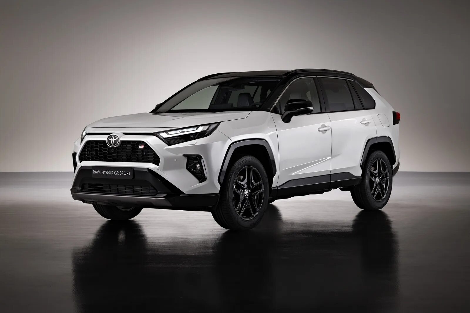 Рав 4 новый комплектации фото В Европу приедет Toyota RAV4 GR Sport со спортивной внешностью - новость от Авто