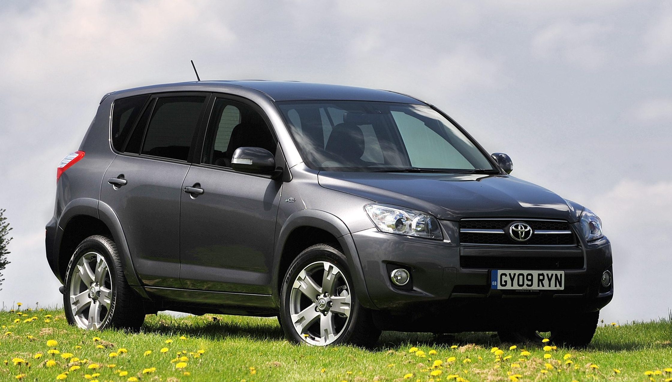 Рав машина фото цена Toyota RAV4 is a smooth drive but engine wails like a moped - motor has changed 