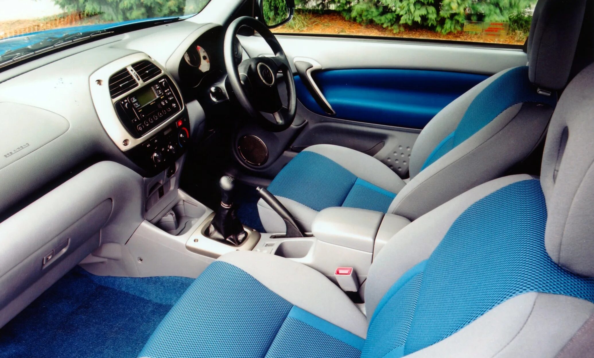 Рав тюнинг салона RAV4 3-Door Interior (2000 - 2003) - Toyota Media Site