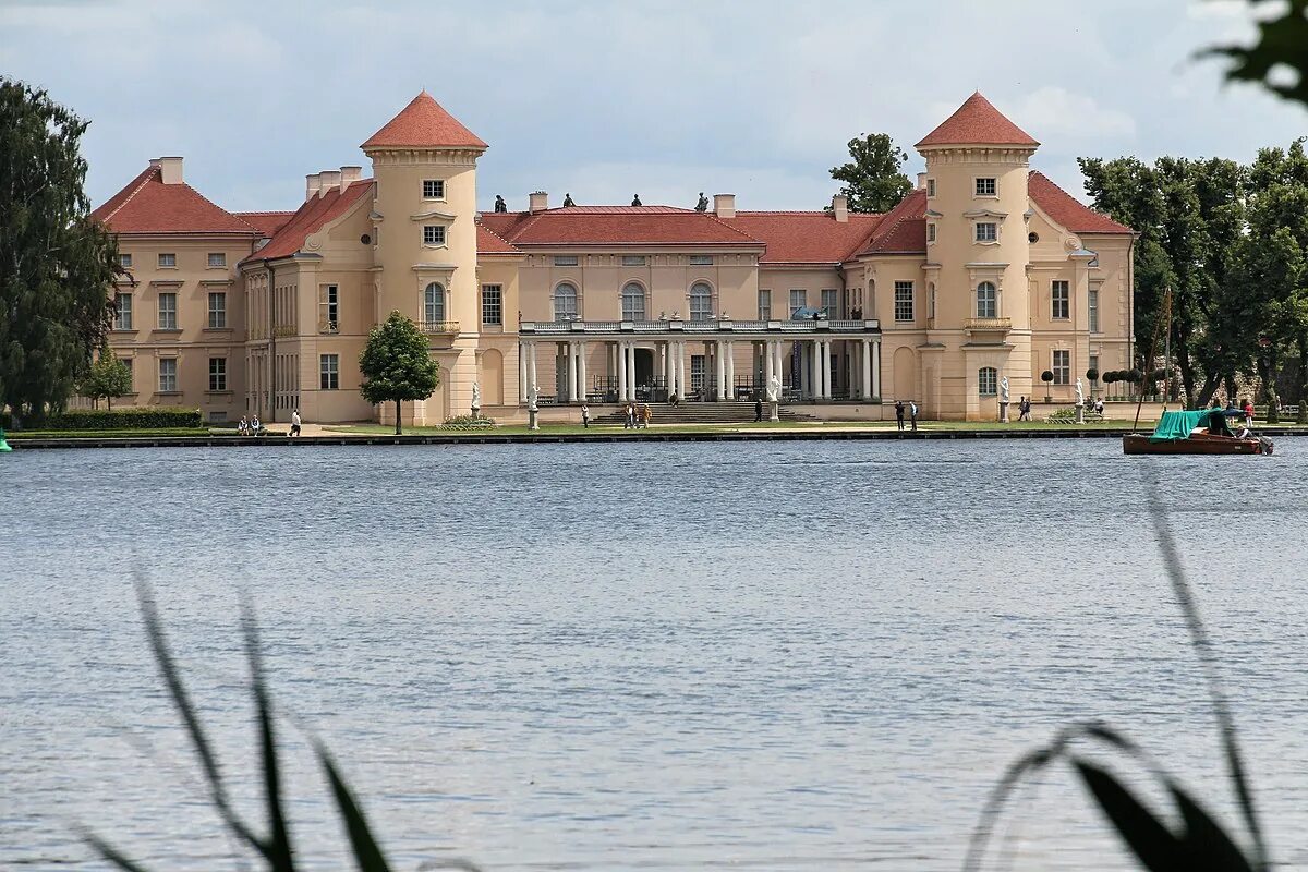 Райнсбергский дворец фото Datei:Schloss Rheinsberg mit Grieneriksee.jpg - Wikipedia