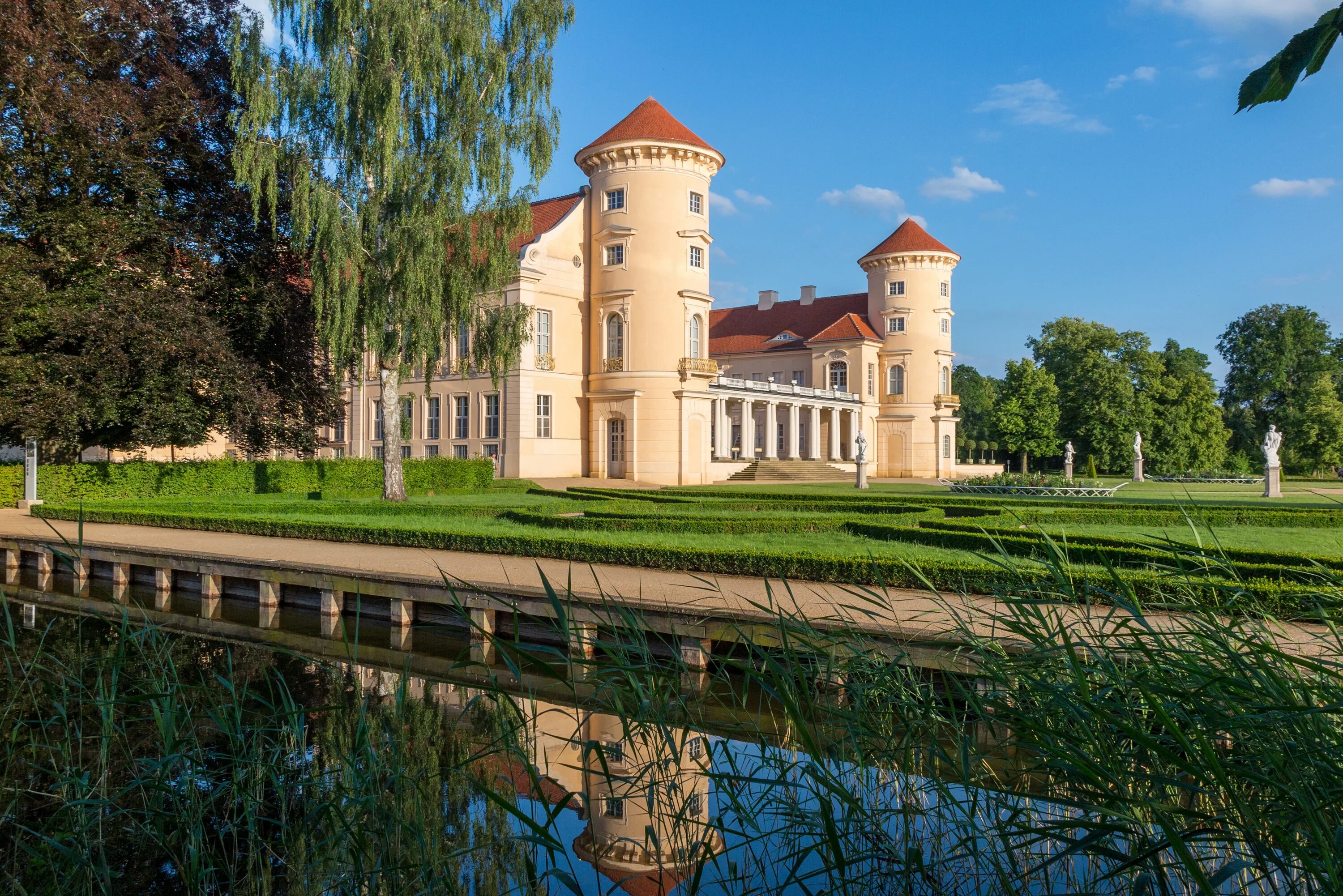 Райнсбергский дворец фото File:Schloss Rheinsberg - 20160626.jpg - Wikimedia Commons