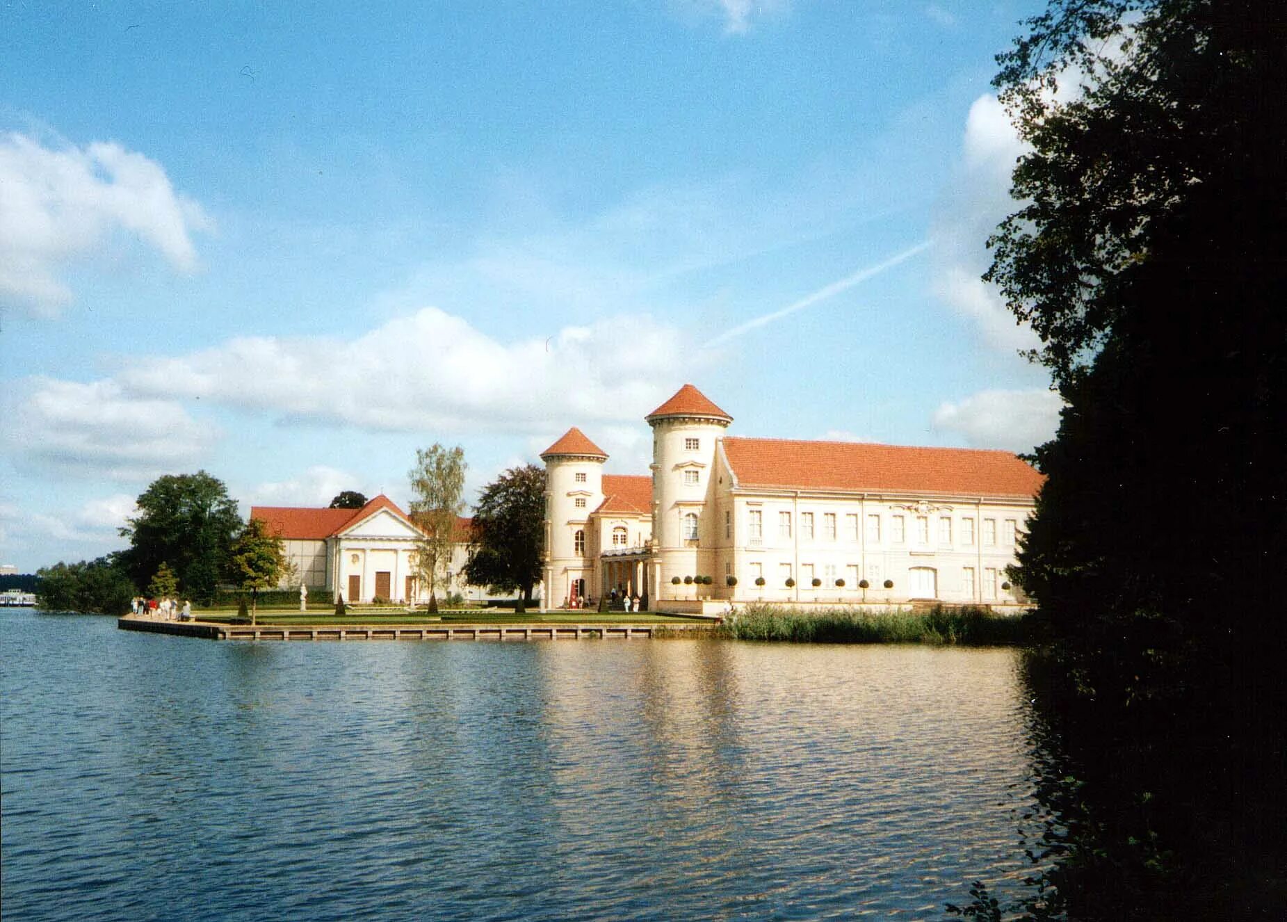 Райнсбергский дворец фото File:Rheinsberg-Schloss.jpg - Wikipedia