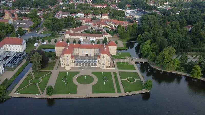 Райнсбергский дворец фото Взгляд дворца Rheinsberg и своего отражения на озере Стоковое Фото - изображение