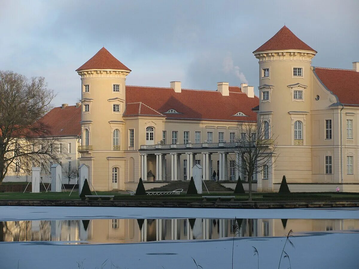 Райнсбергский дворец фото Файл:Rheinsberg Castle.JPG - Вікіпедыя