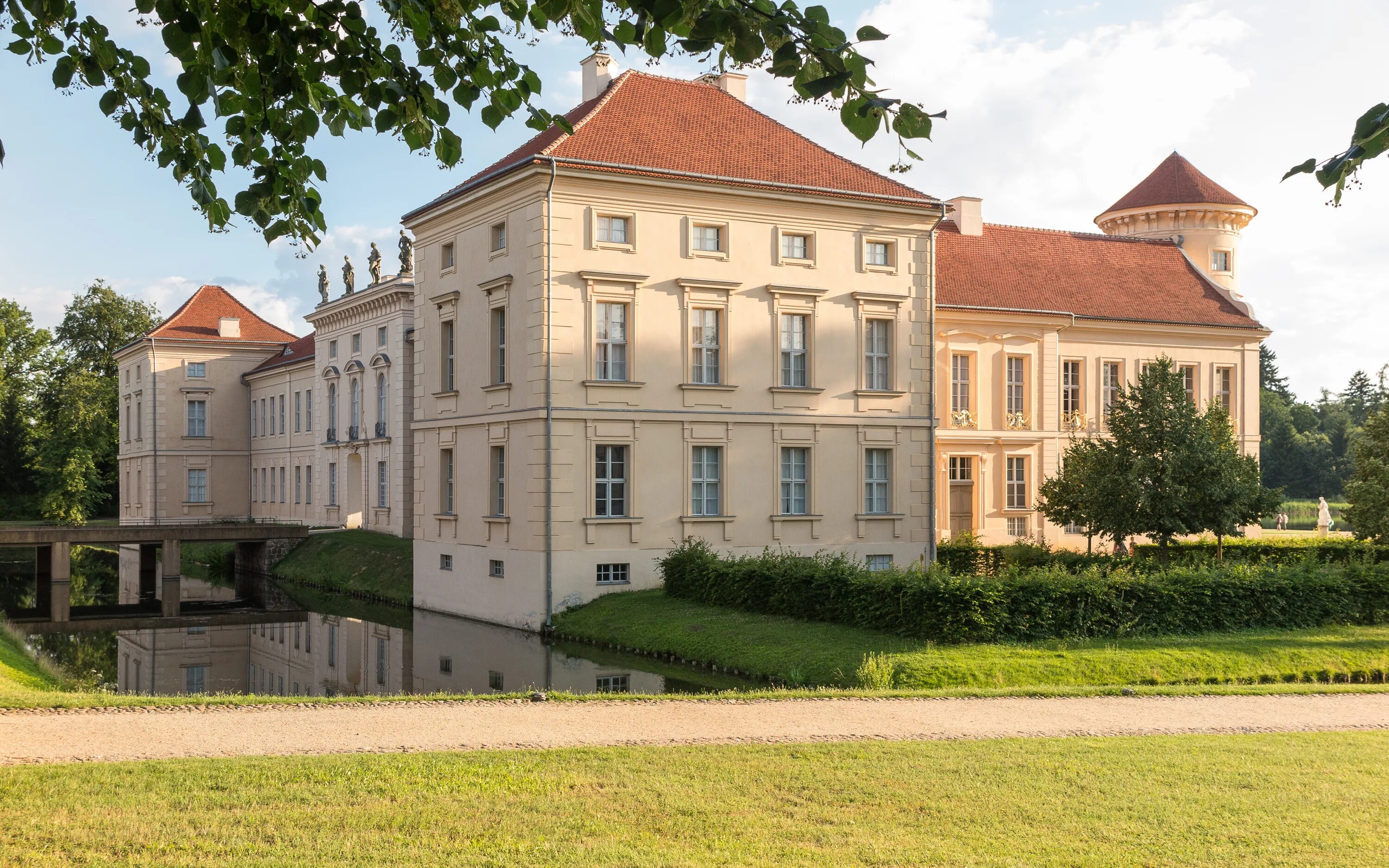 Райнсбергский дворец фото Файл:Schloss Rheinsberg von der "Landseite".jpg - Уикипедия