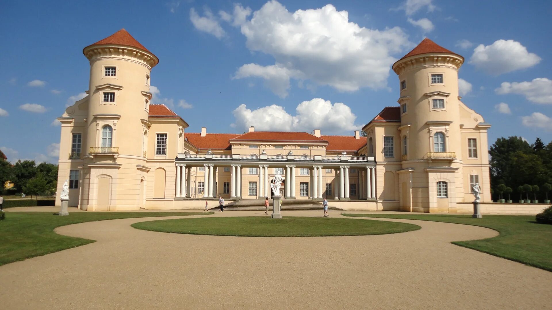 Райнсбергский дворец фото File:Schloss Rheinsberg 2010-08 Bild 1.jpg - Wikipedia