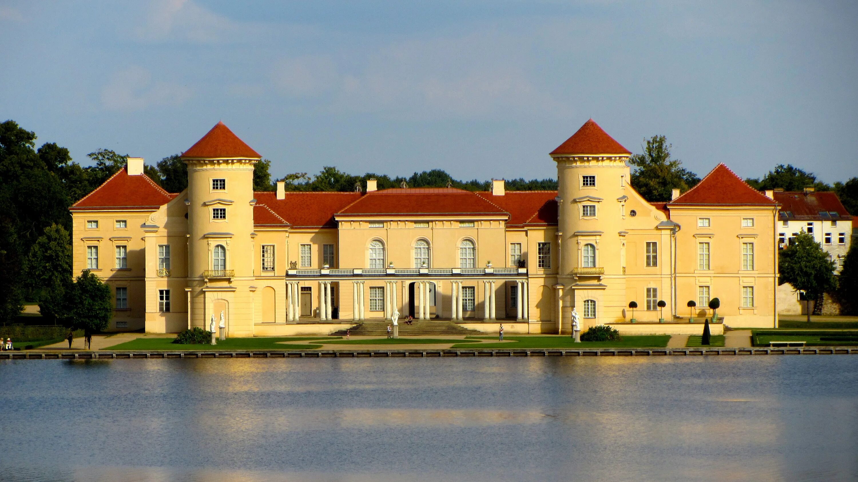 Райнсбергский дворец фото Free Images : mansion, building, chateau, palace, landmark, tourism, waterway, e