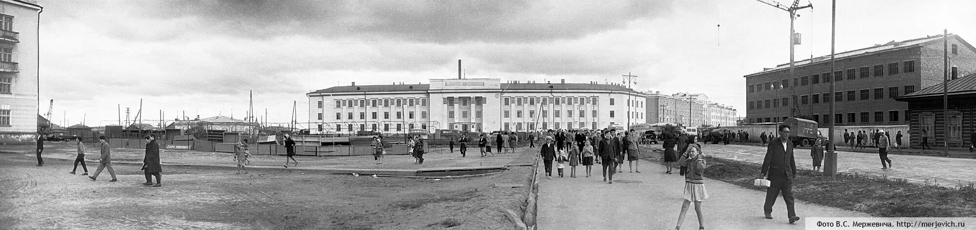 Район аэропорта в якутске старые фото Якутск. Площадь дружбы народов Фотографии В. С. Мержевича