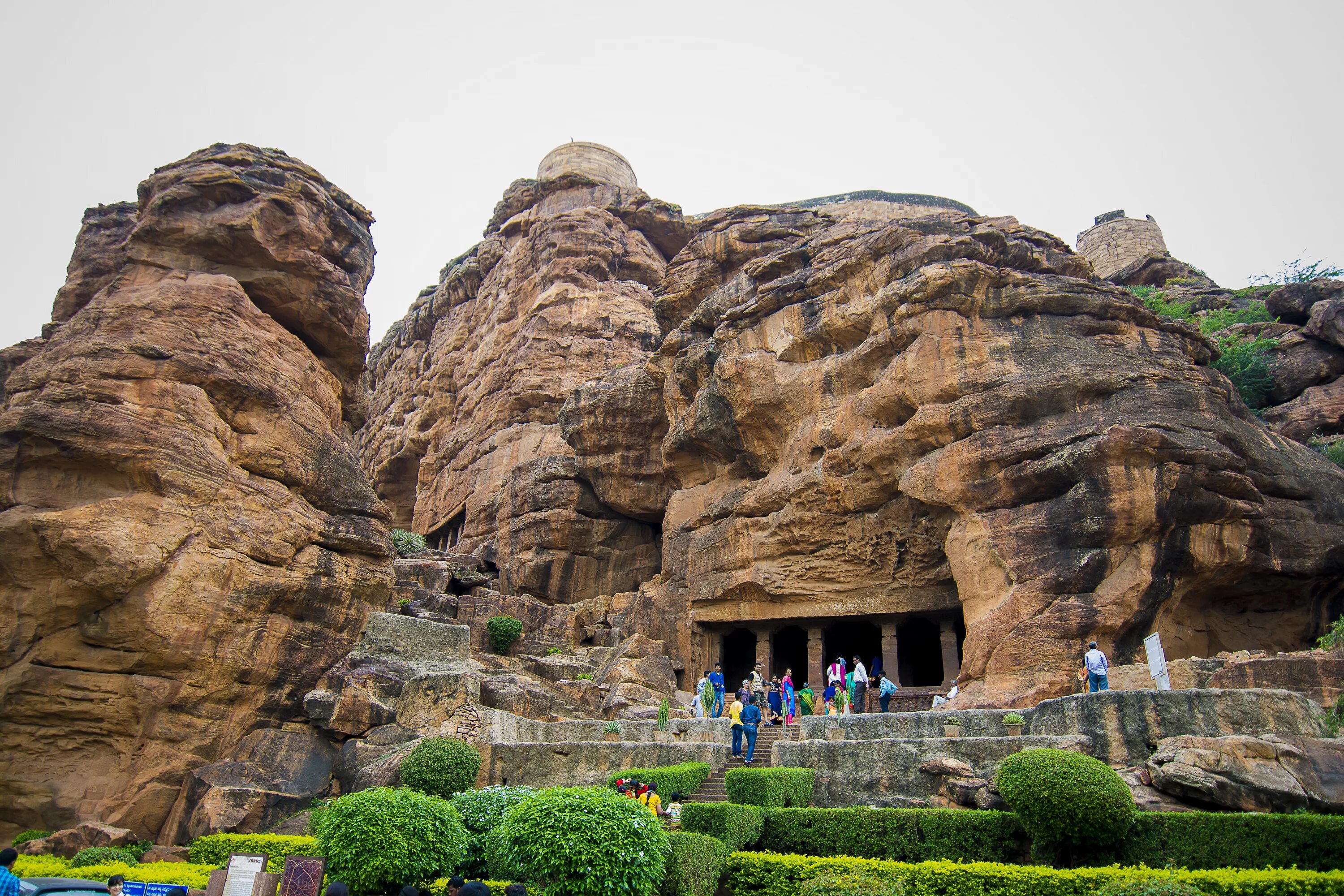 Район фото достопримечательности File:Badami Caves Templ, Badami, Karnataka.jpg - Wikimedia Commons