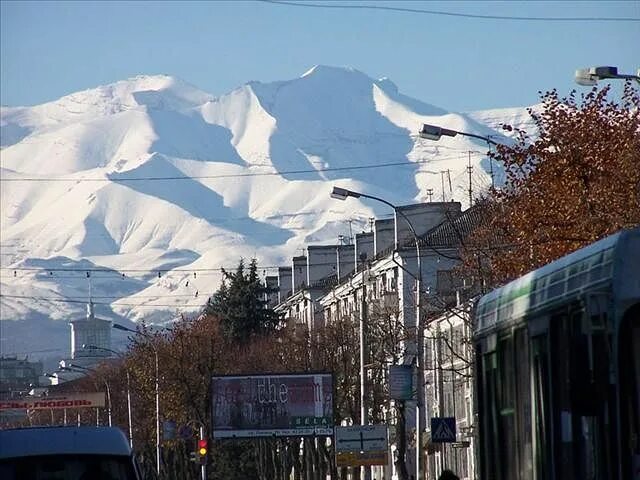 Район горный нальчик фото Fichier:Street at Nalchik.jpg - Wikipédia