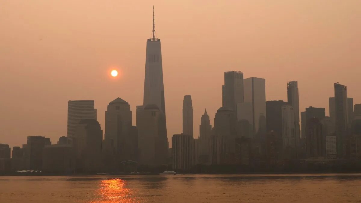 Район города фото What NYC looks like blanketed in smoke from Canadian wildfires - NBC New York