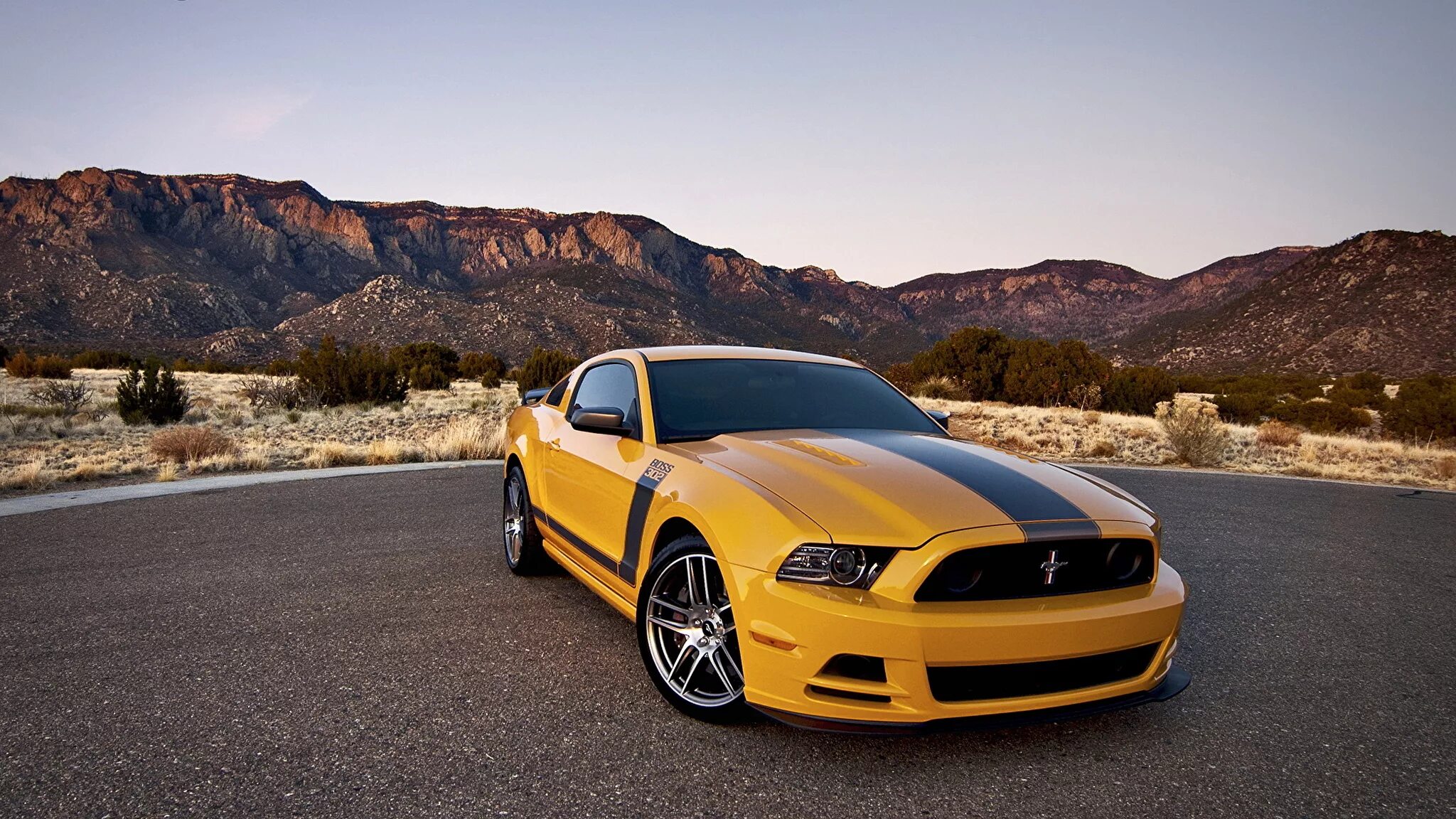Район машина фото Фотографии Ford mustang boss 302 желтая авто 2048x1152