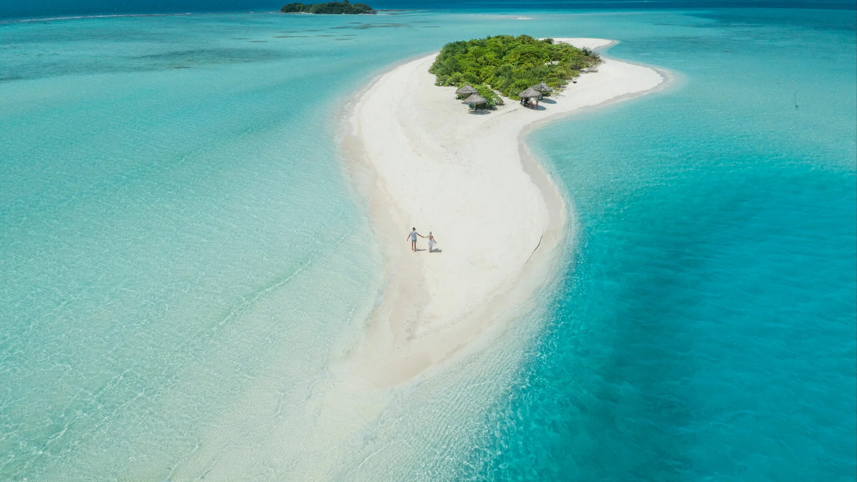 Райские острова фото Download wallpaper 3840x2160 couple, island, aerial view, ocean, maldives, roman