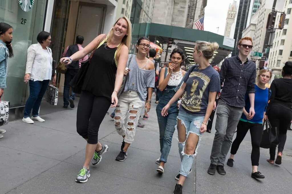 Раз их одели чем New York City Street Scenes - Group of Young Women Walking. Flickr