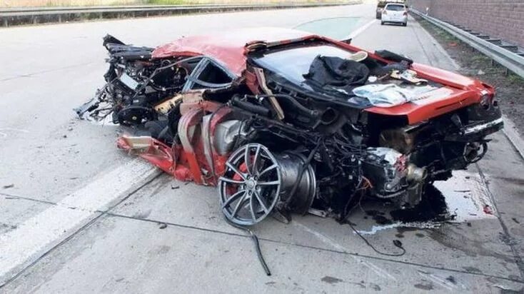 Разбили авто фото На скорости 300 км/ч Ferrari 430 Scuderia прямиком в отбойник.