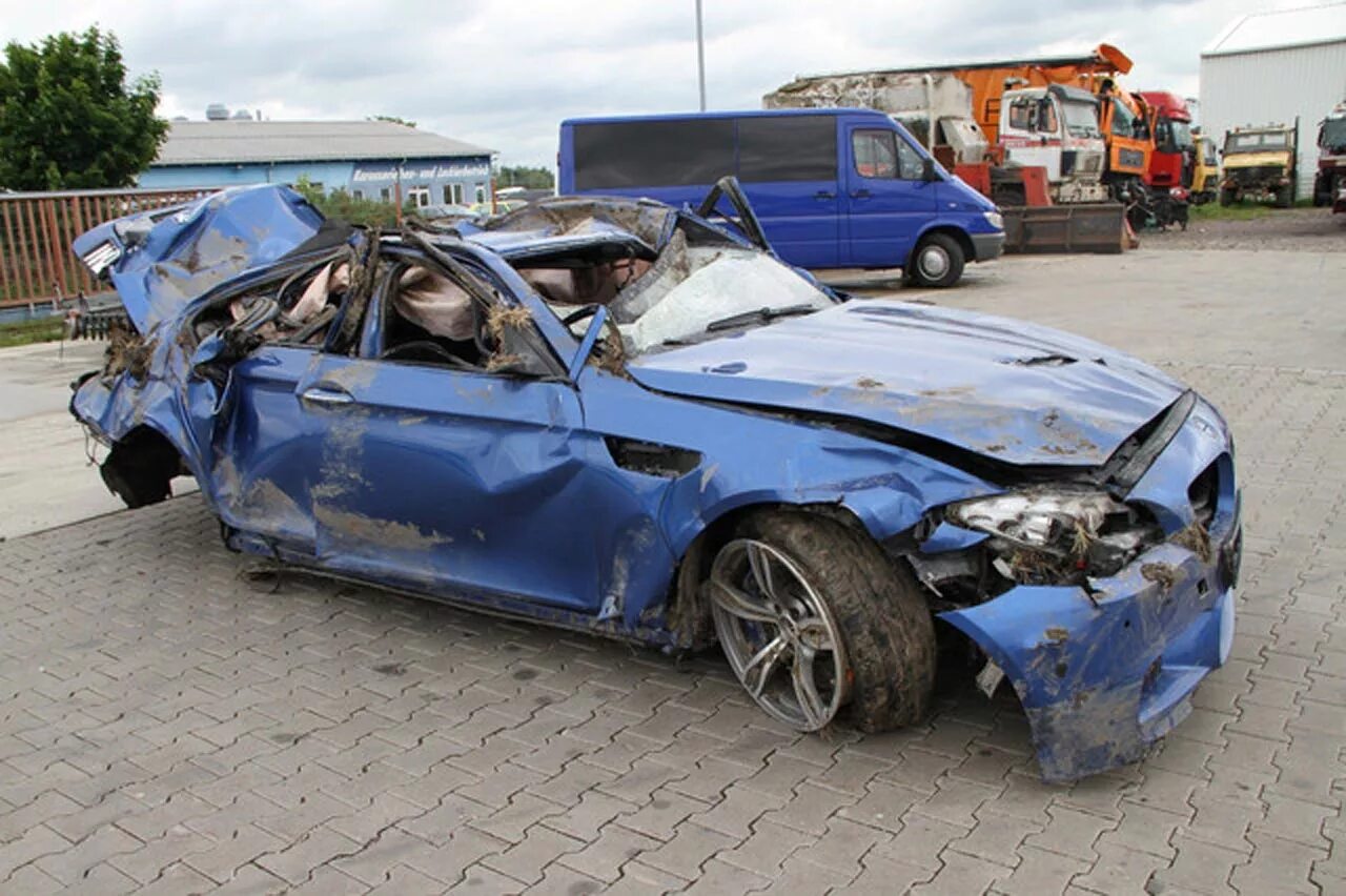 Разбили авто фото В Сочи водитель "BMW" погиб в ДТП со спецтехникой - Новости Сочи "Народная газет