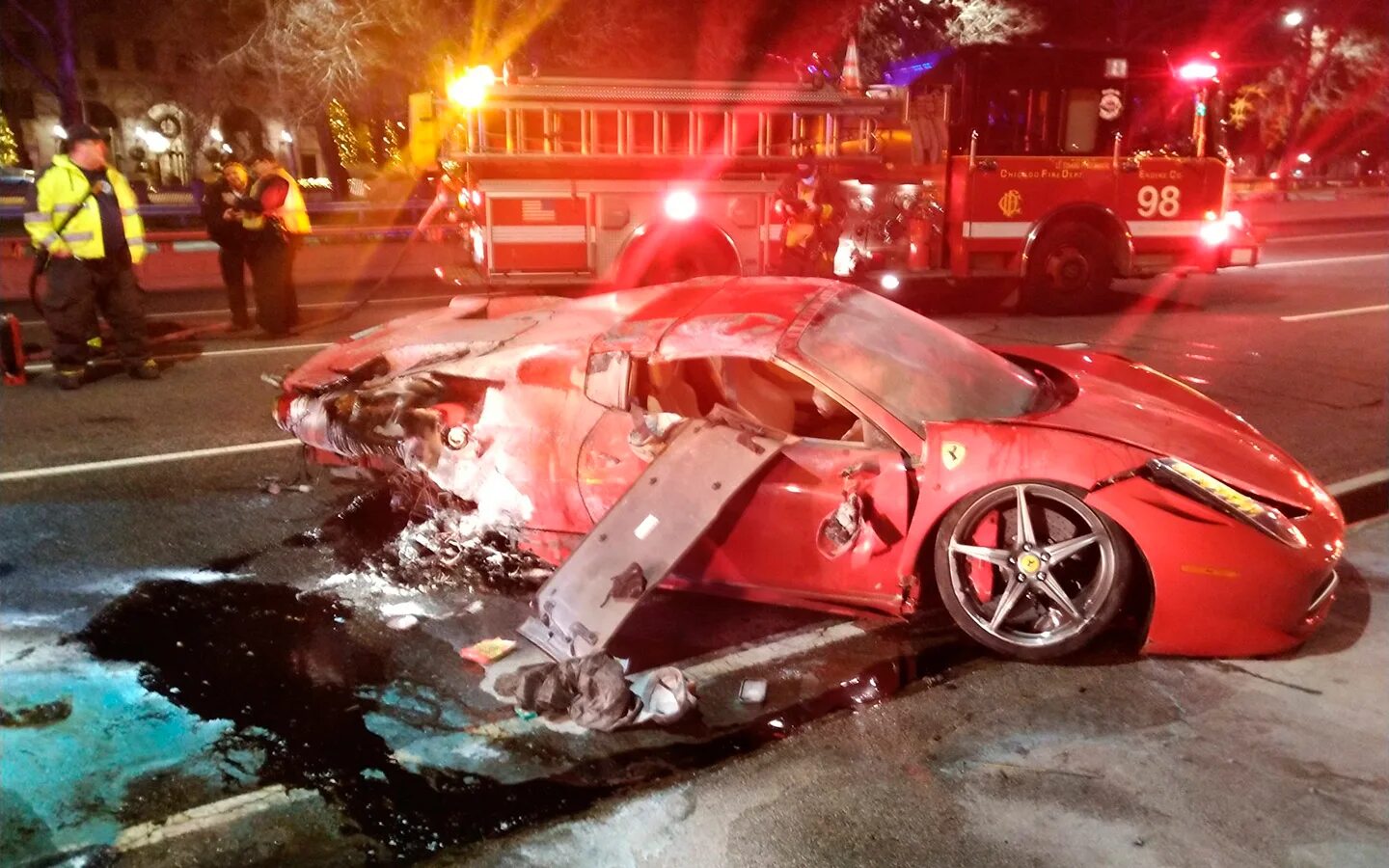 Разбили авто фото В Чикаго арендованный Ferrari перевернулся и загорелся. Видео :: Autonews